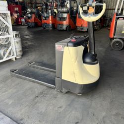 CROWN FORKLIFT ELECTRIC PALLET JACK