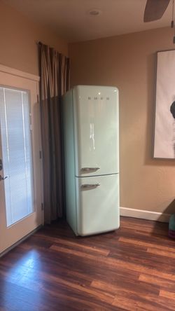 SMEG Retro Bottom-Freezer Refrigerator Mint Green