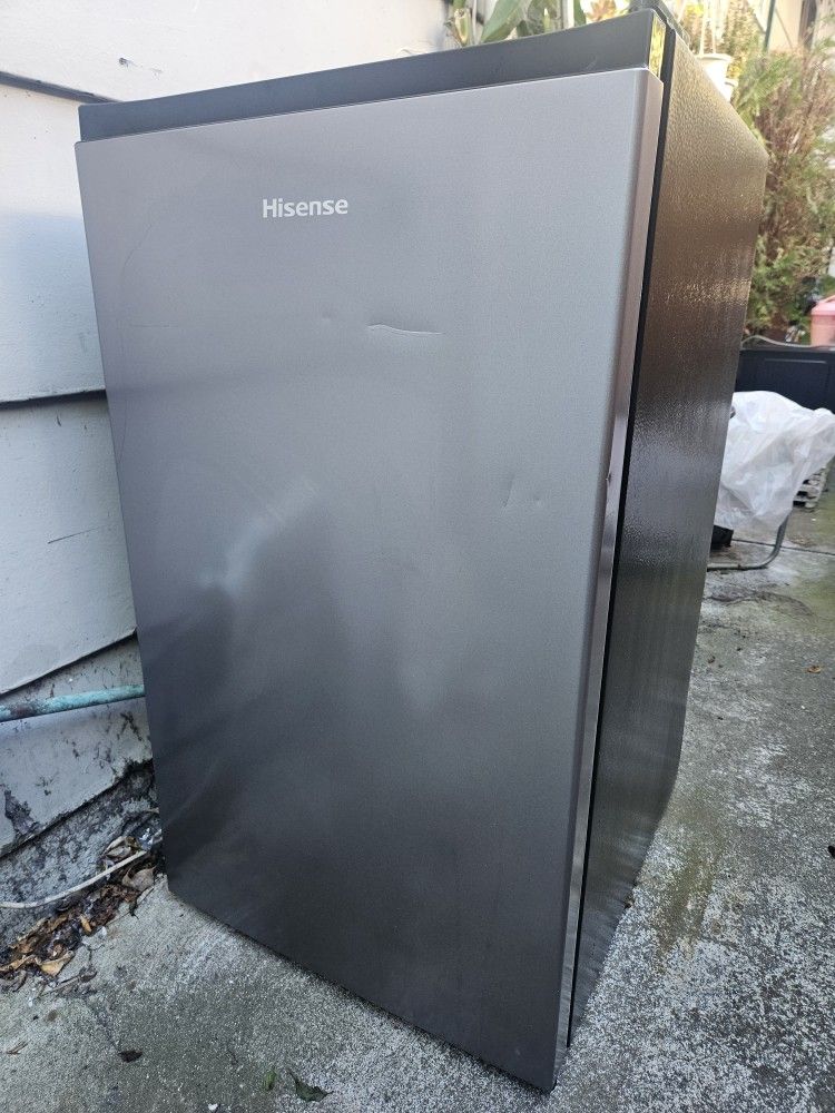 Hisense 4.4 Cu. Mini Fridge 