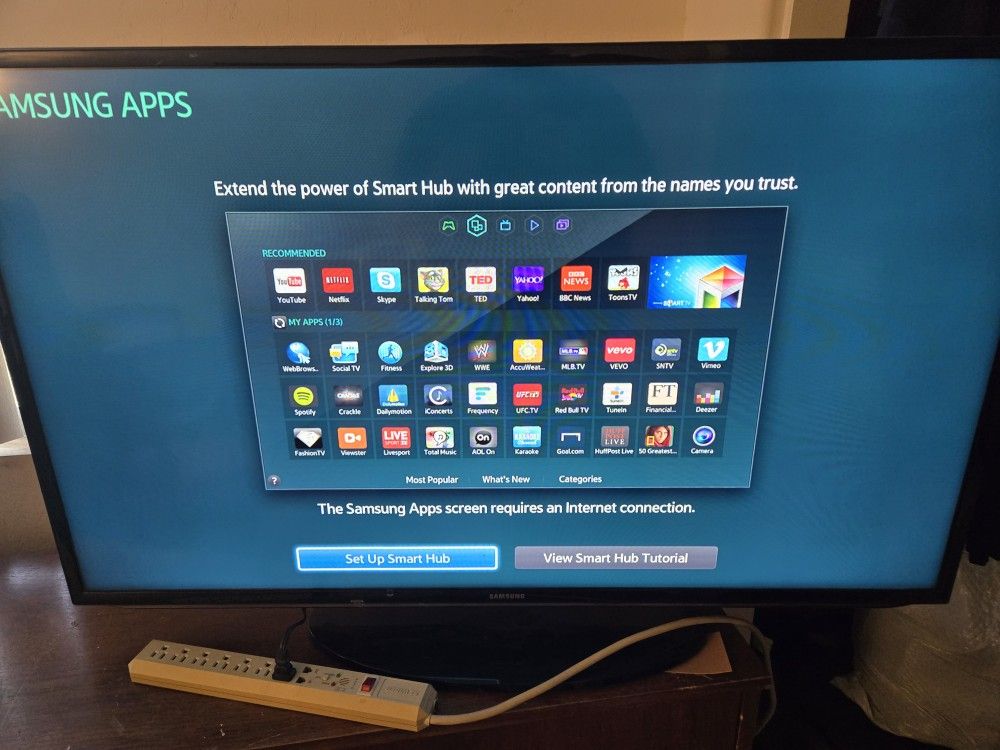 50" Samsung TV Smart Clean Works Great