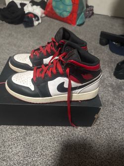 Air Jordan 1 Mid Black White Red Men’s 6.5 Used