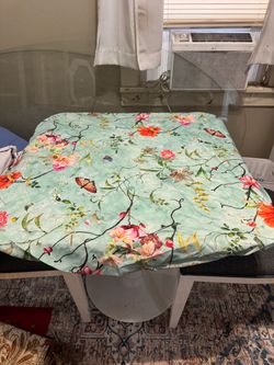 BEAUTIFUL ROUND FLORAL TABLE COVER