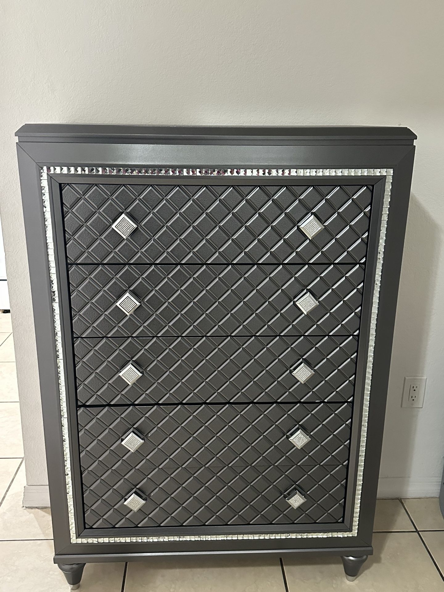 Brand New Dresser from Rooms To Go. Never Used