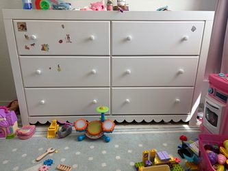 White 6-Drawer Dresser with Scallop Base