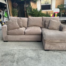 Crate & Barrel Sectional Sofa with Chaise – Modern & Stylish