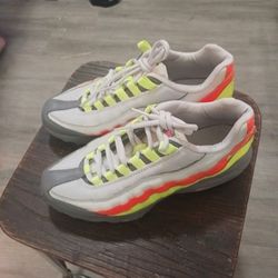 Nike Air Max 95 - Vast Grey/Volt/Orange - Boys 6.5Y