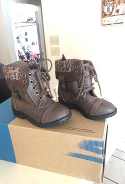 Girls boots size 7M