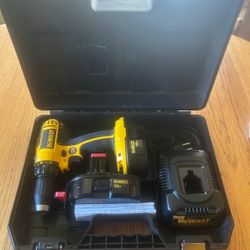 DeWalt Cordless Drill With 2 Batteries And Charger $100