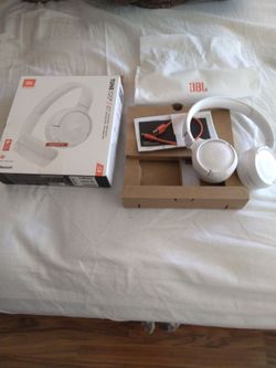 JBL Bluetooth headphones model 520bt