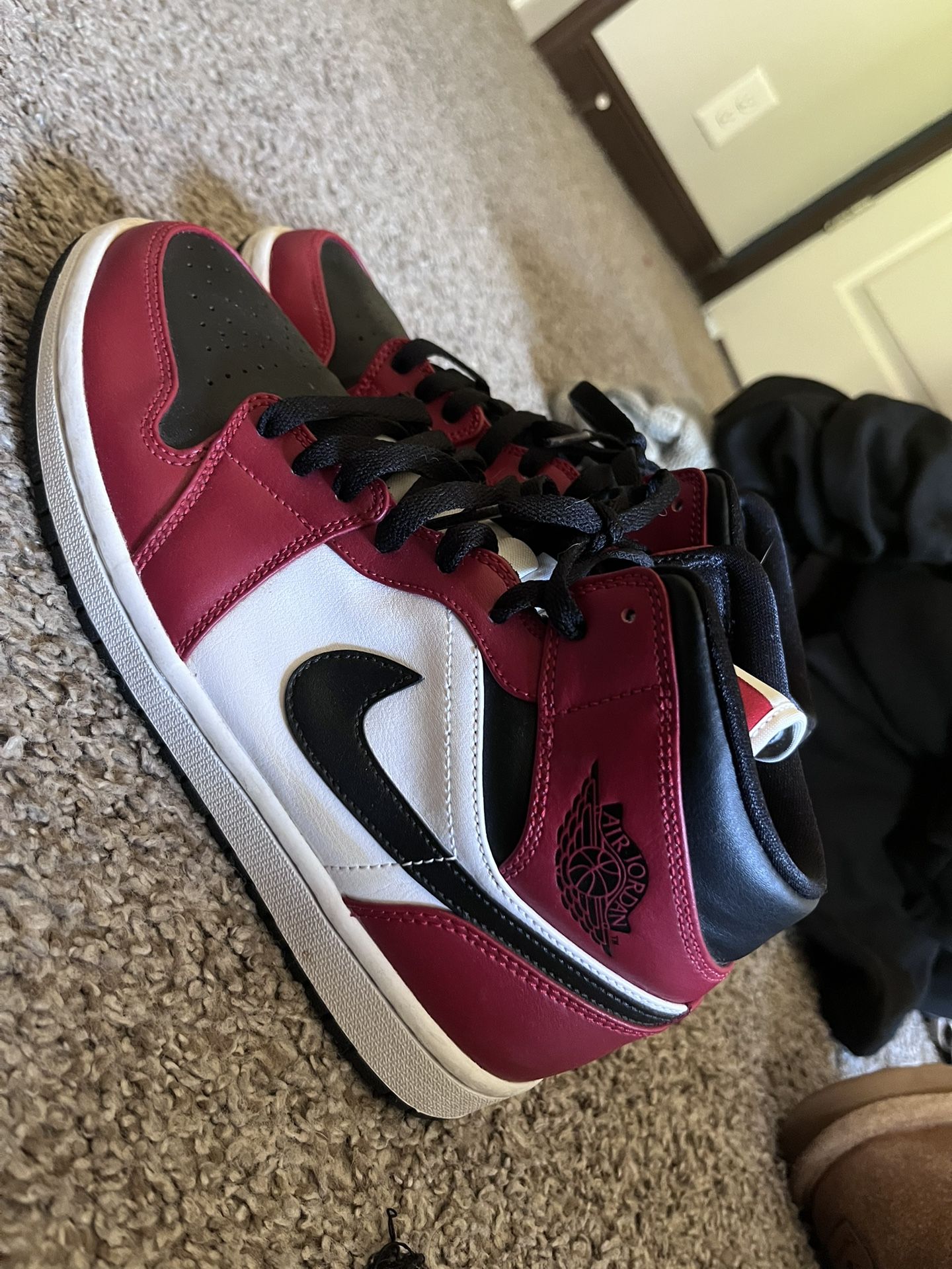 Mens Nike Air Jordan 1 Mid Chicago Black Toe Basketball Shoes size 7.5 554724-069