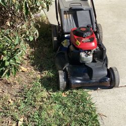 Craftman Guys Lawnmower Engine Made By Honda works perfect. Very good condition.