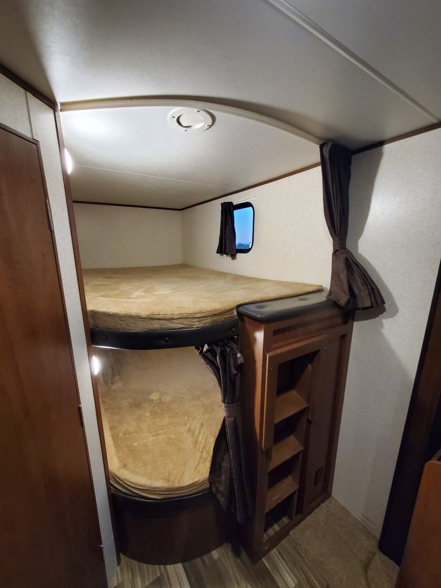 2017 Jayco 30ft Bunkhouse Travel Trailer Lightweight Sleeps 10 for