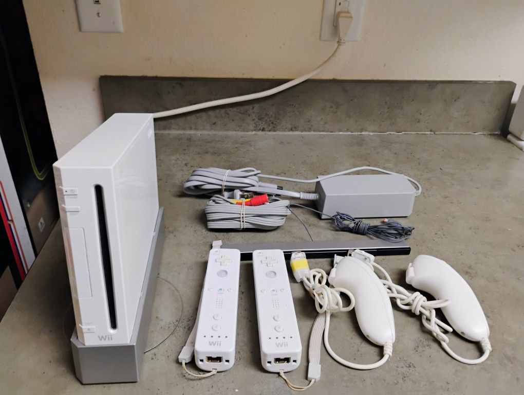 Nintendo Wii Console W/2 Controllers 2 Nunchucks Cables, 3 Games (downloaded to hard drive) Working