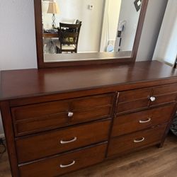 Dresser w/mirror