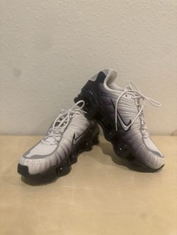 Nike Shox Women’s 7.5 in Metallic Silver/Black