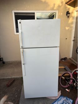 Hotpoint 16.6 Cu. Ft. Top-Freezer Refrigerator, excellent condition - OBO