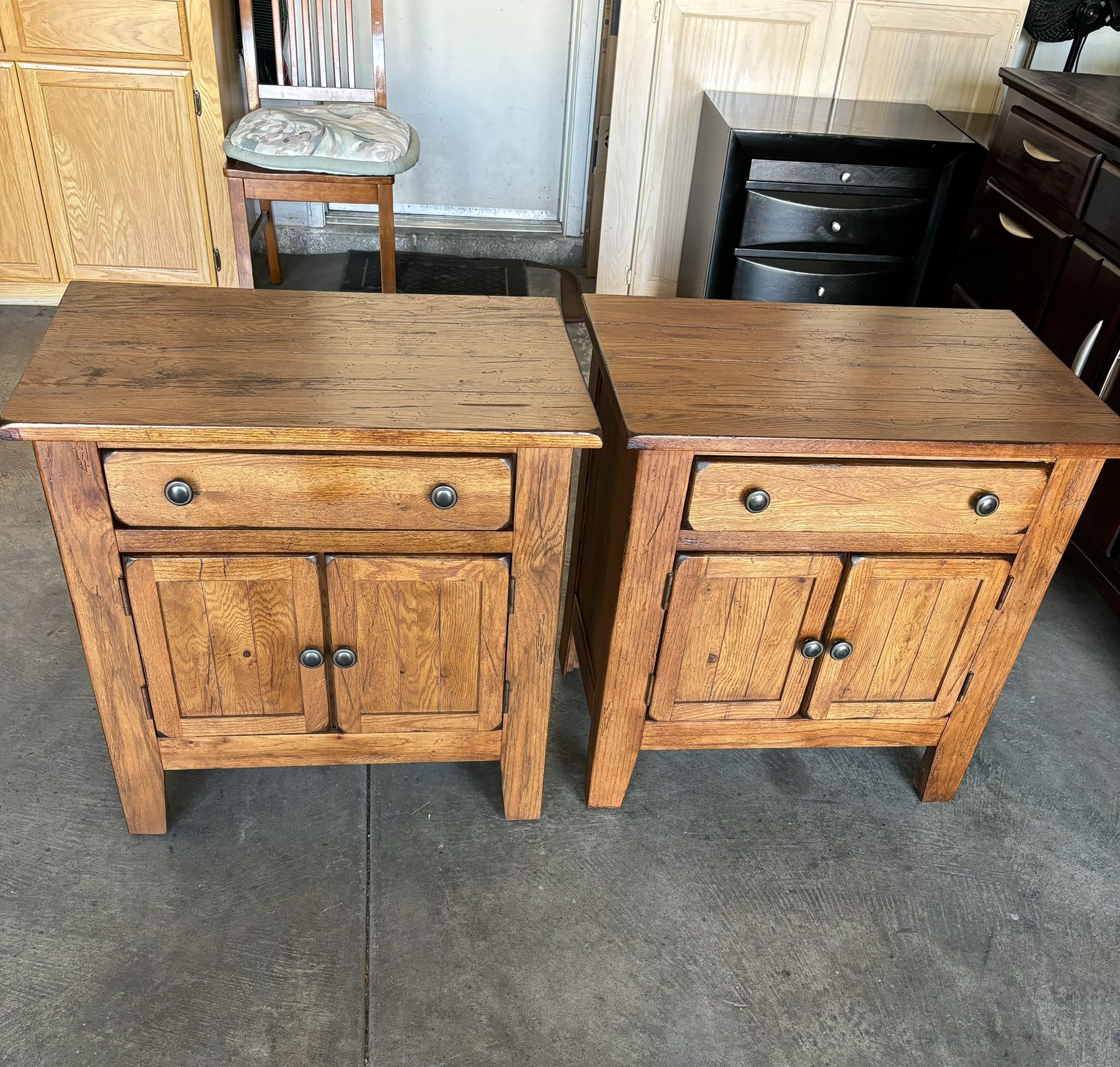 2 Matching Solid Wood Nightstands With Drawers With Brass Handles & Storage By Broyhill Attic Heirlooms,must But Both For $35Each 