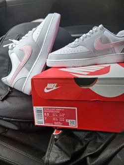 NIKE COURT VISION LOW SIZE 8 1/2 WOMENS