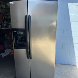 Refrigerator Kenmore 22 cuft .
