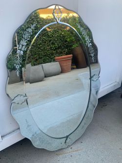 Oval mirror in good condition