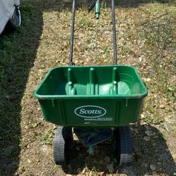 Scott's Seed And Fertilizer Spreader Speedy Green 2000 Gently Used
