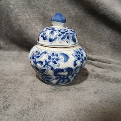 Vintage White Blue Flowers Ginger Jar Candy Dish w Lid Chinese Export Willow 5”