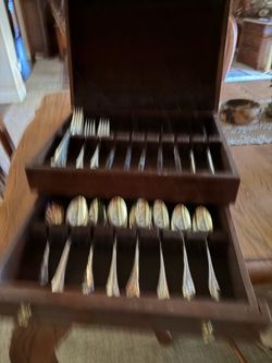 Oneida Silver plated 8 pc set of silverware