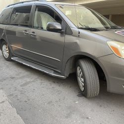 Toyota Sienna LE