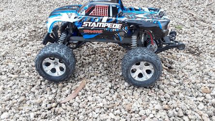TRAXXAS STAMPEDE RC TRUCK/CAR