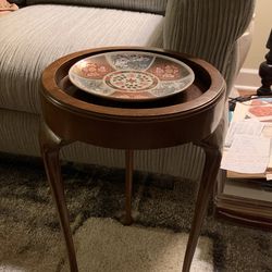 Unusual Accent TBle W/ 3 Legs