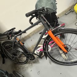 Raleigh Redux 3 urban commuter bike. 