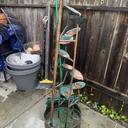 Fuente de agua es de cobre no tiene la bomba y tiene unos ollos