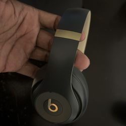 Beats Studio3 Wireless Noise Cancelling Over-Ear Headphones - Apple W1 Headphone Chip, Class 1 Bluetooth, 22 Hours of Listening Time, Built-in Microph