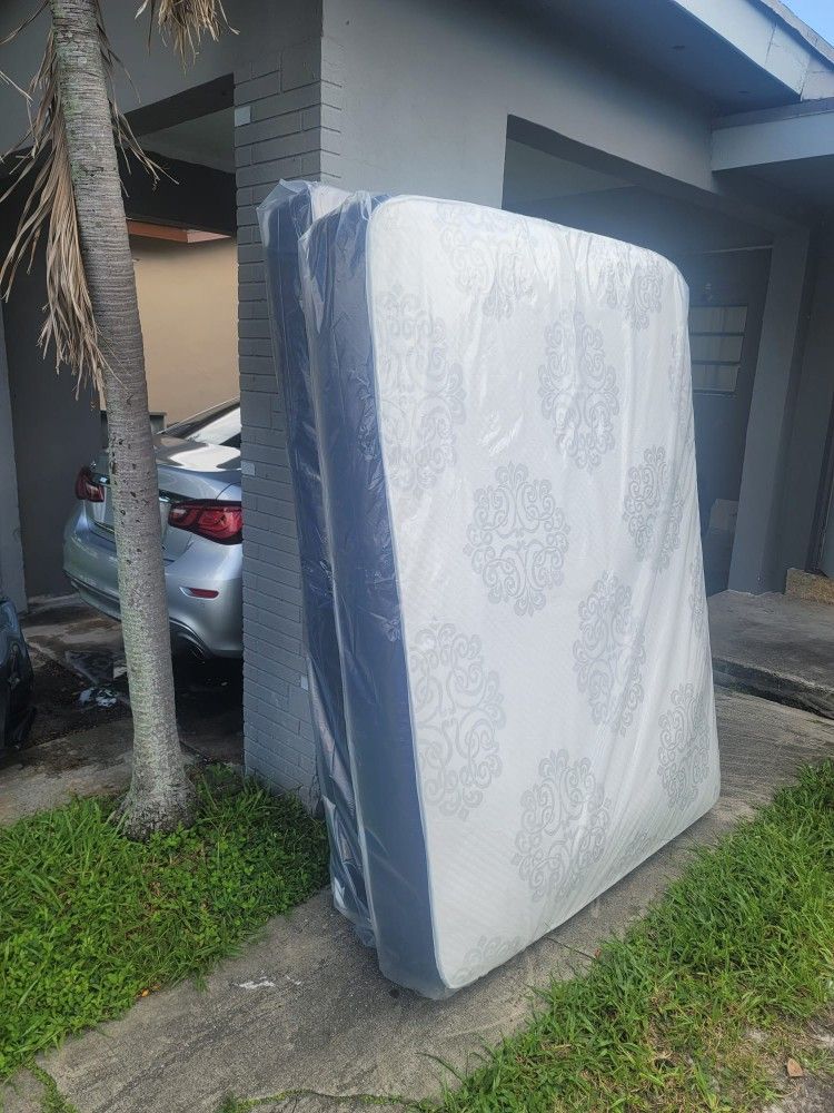 NEW Queen MATTRESS and BOX SPRING. Bed frame not included👍