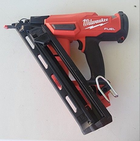 Milwaukee
M18 FUEL 18-Volt Lithium-lon Brushless Cordless Gen II 15- Gauge Angled Finish Nailer (Tool- Only)