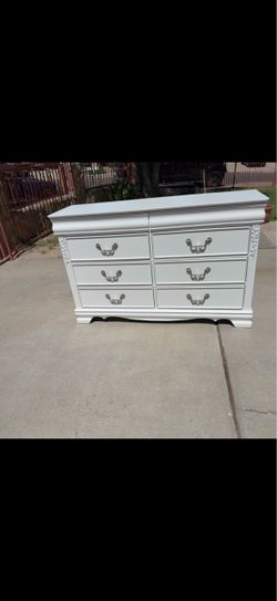 ❤️🌹BEAUTIFUL ASHLEY BRAND WHITE COLOR DRESSER/8 DRAWER- MIRROR  INCLUDED 54” x 17” x 34”❤️🌹