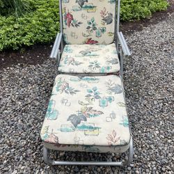 Mid Century Chaise Lounge. 