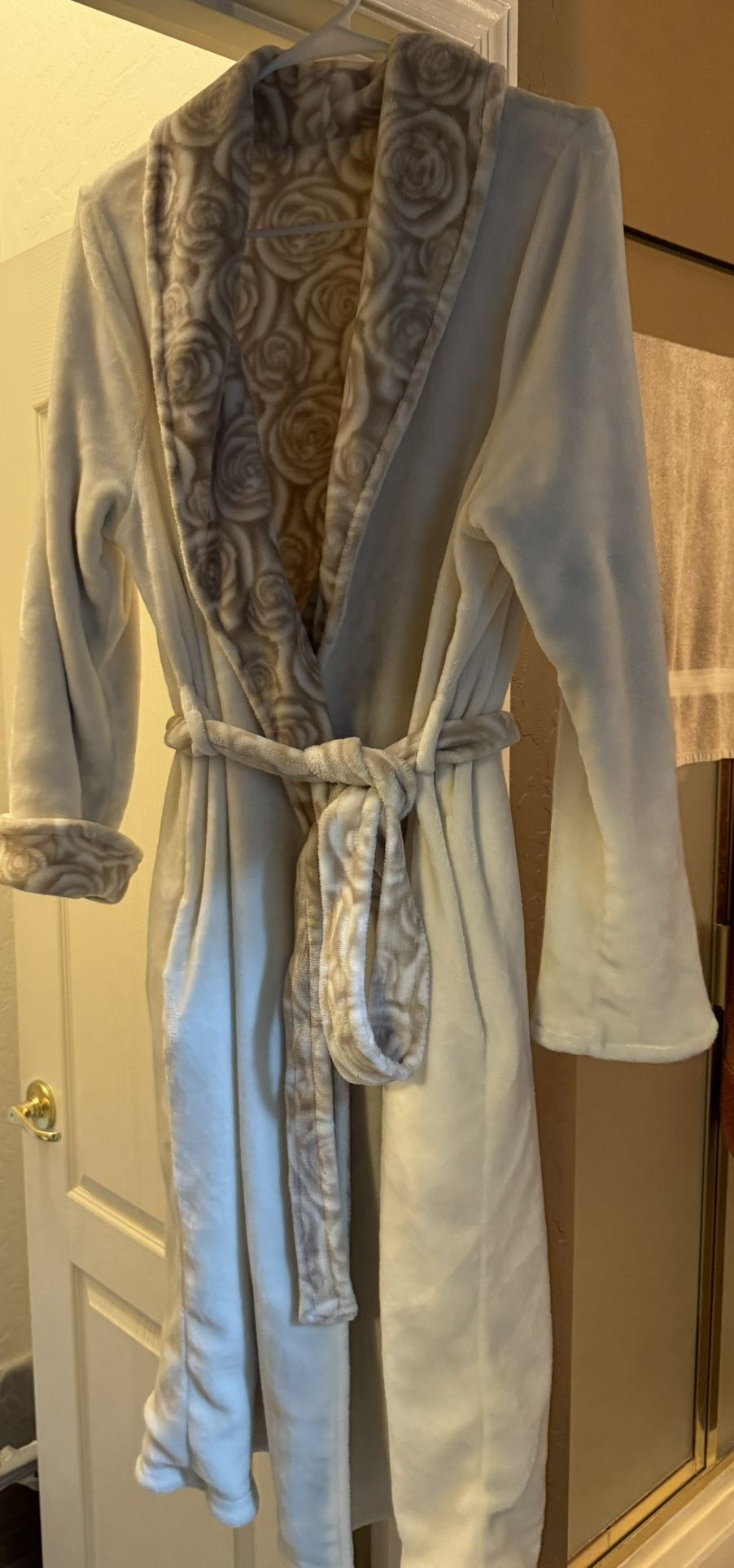 Casa Zeta-Jones Champagne & Cream Roses PLUSH Reversible Robe 2-in 1 Large