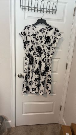 Black And White V-Neck Dress To A Little Below The Knee