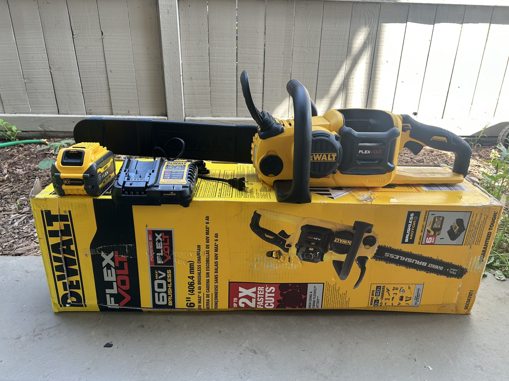 DEWALT FLEXVOLT 60V MAX 16in. Brushless Cordless Battery Powered Chainsaw Kit with (1) FLEXVOLT 6 Ah Battery & Charger