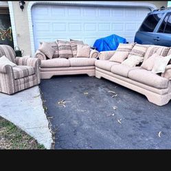 American Home Collection By La-Z-Boy Sofa~Loveseat & Chair with Matching Pillows ~ EXCELLENT CONDITION!!! FREE LOCAL DELIVERY!!!