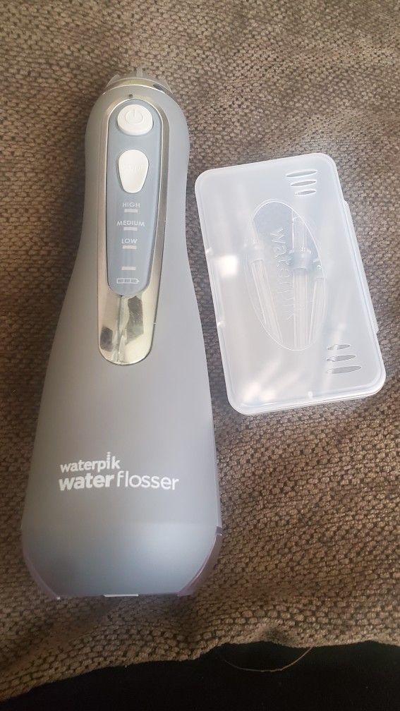 WaterPik Water Flosser w 4 Attachments ~ WP-587W~ NEW~ Water Pick Pik