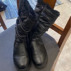 Woman’s Snow Boots Size 6