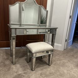 Mirrored Makeup Vanity With Stool- Great Condition!