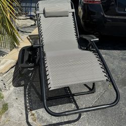 Gravity Folding Loung Beach Chair 
