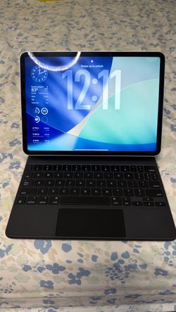 Apple iPad Pro 11 2nd Gen 128GB wifi only with Magic Keyboard