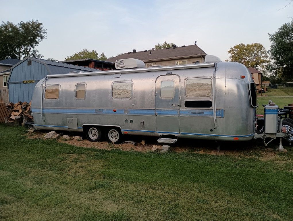 1977 Airstream Land yacht