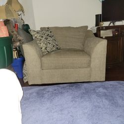 Raymour And Flanigan Swivel Chair