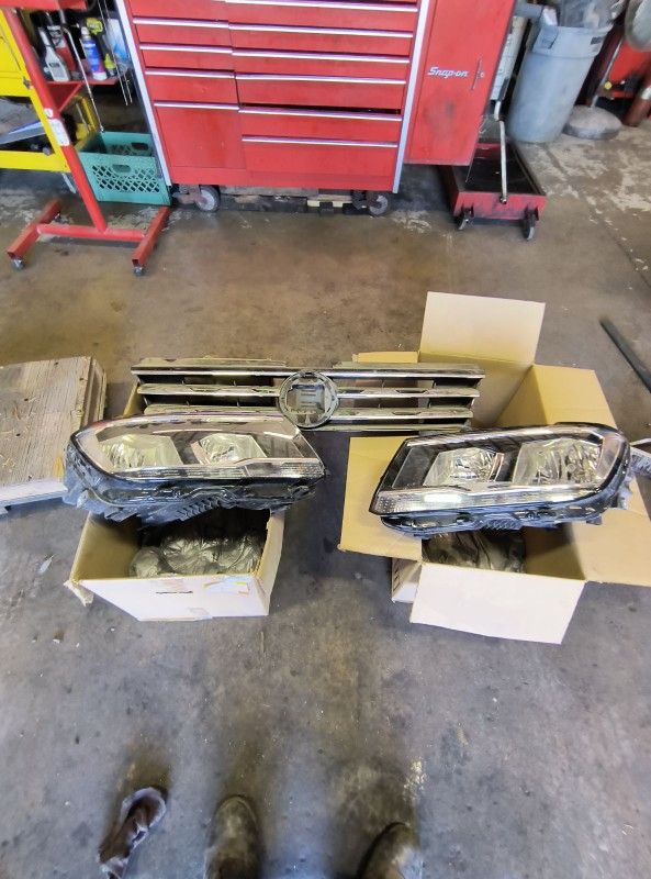 2018 VW Tiguan Headlights And Grill. Good Use Genuine Parks