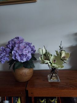 2 flower arrangements